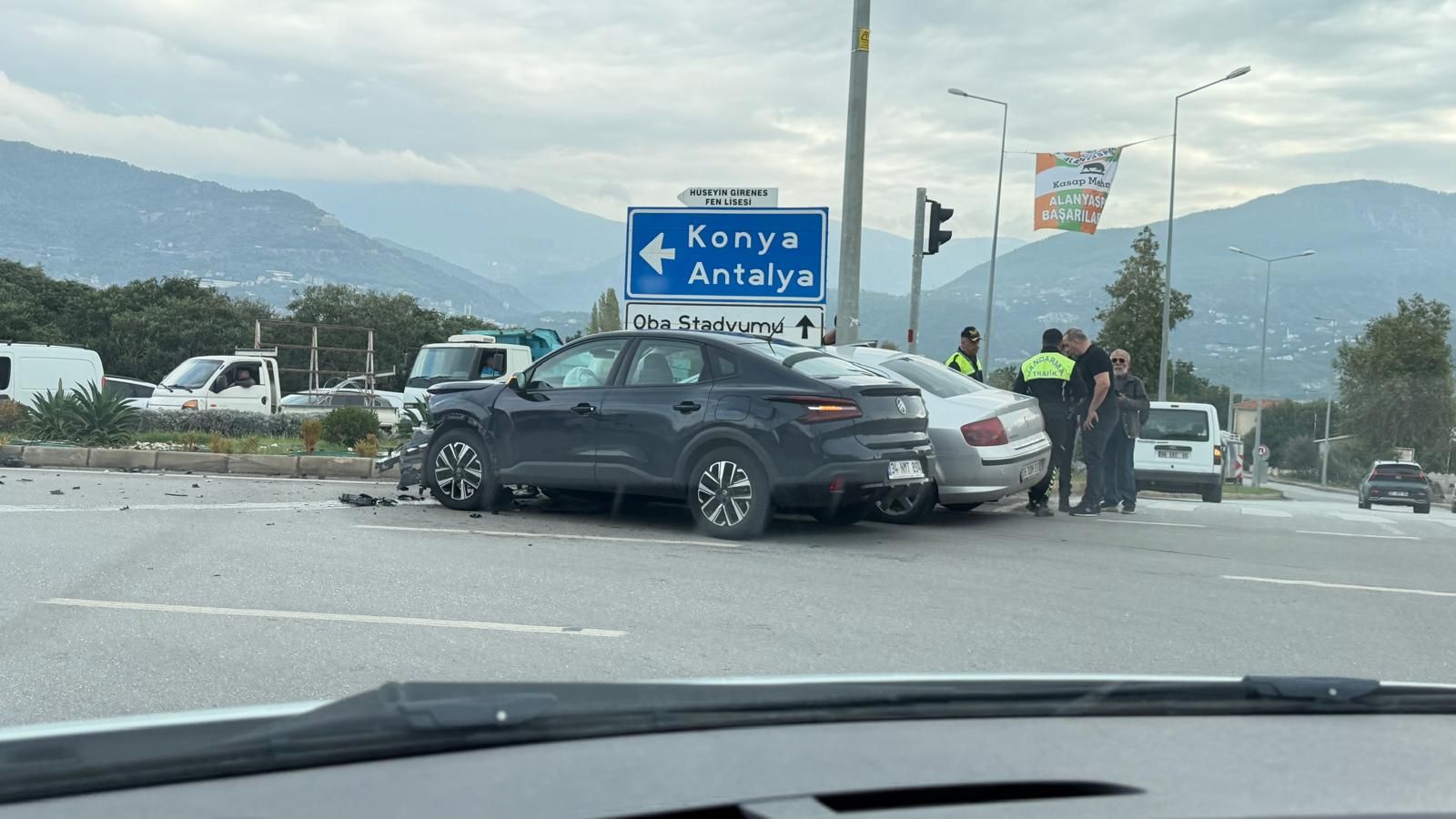 Alanya Çevreyolu'nda iki otomobil çarpıştı