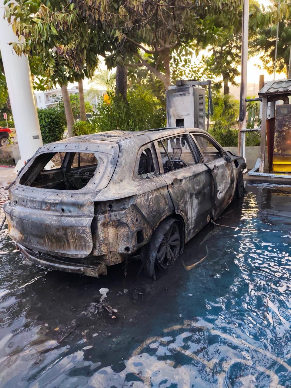 Alanya'da Elektrikli Otomobil Cayır Cayır Yandı (1)
