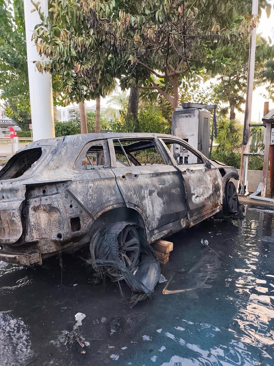 Alanya'da Elektrikli Otomobil Cayır Cayır Yandı (3)