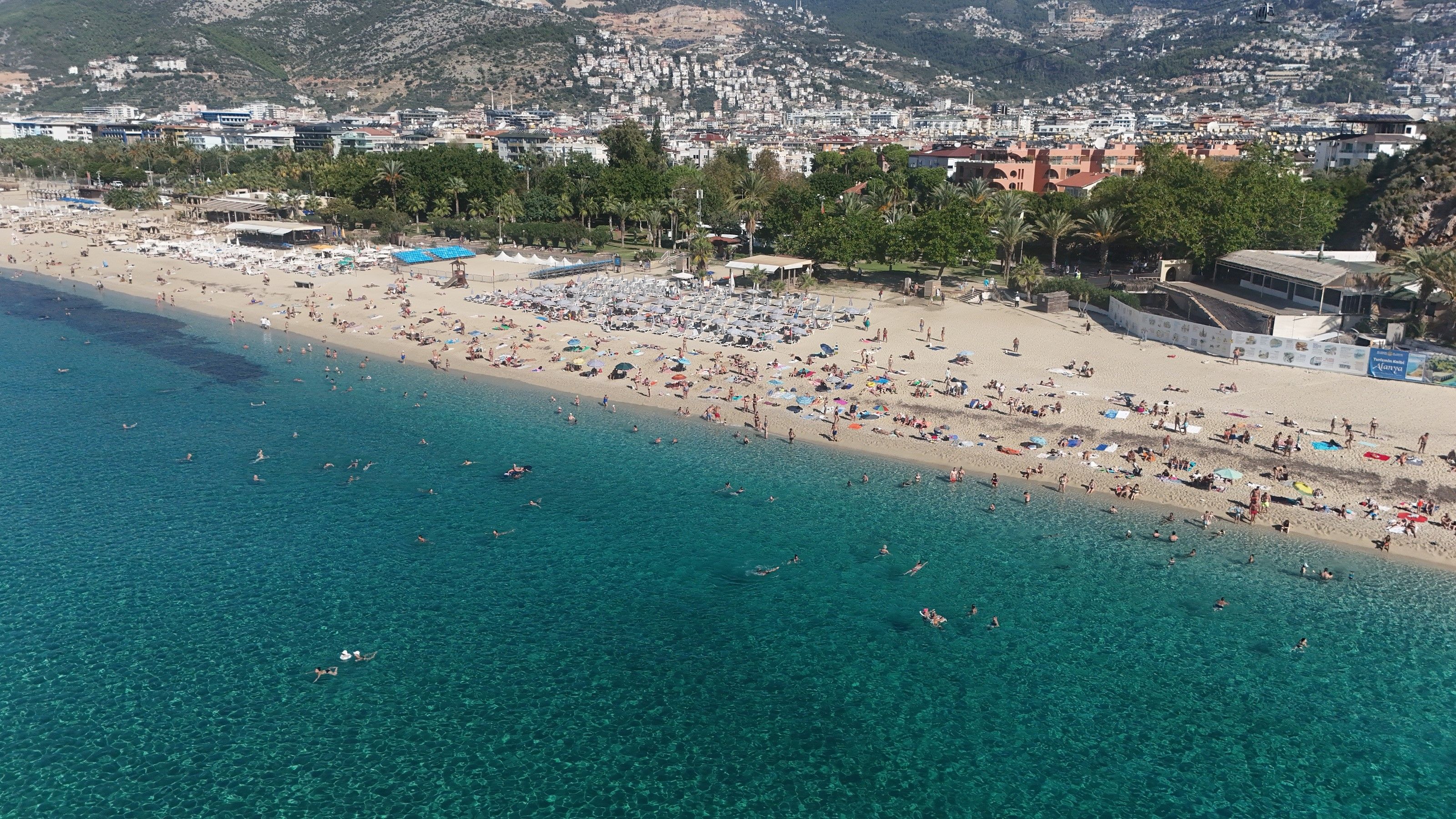 Alanya'da Kleopatra Plajı'nı Gören Yaz Sanıyor (1)