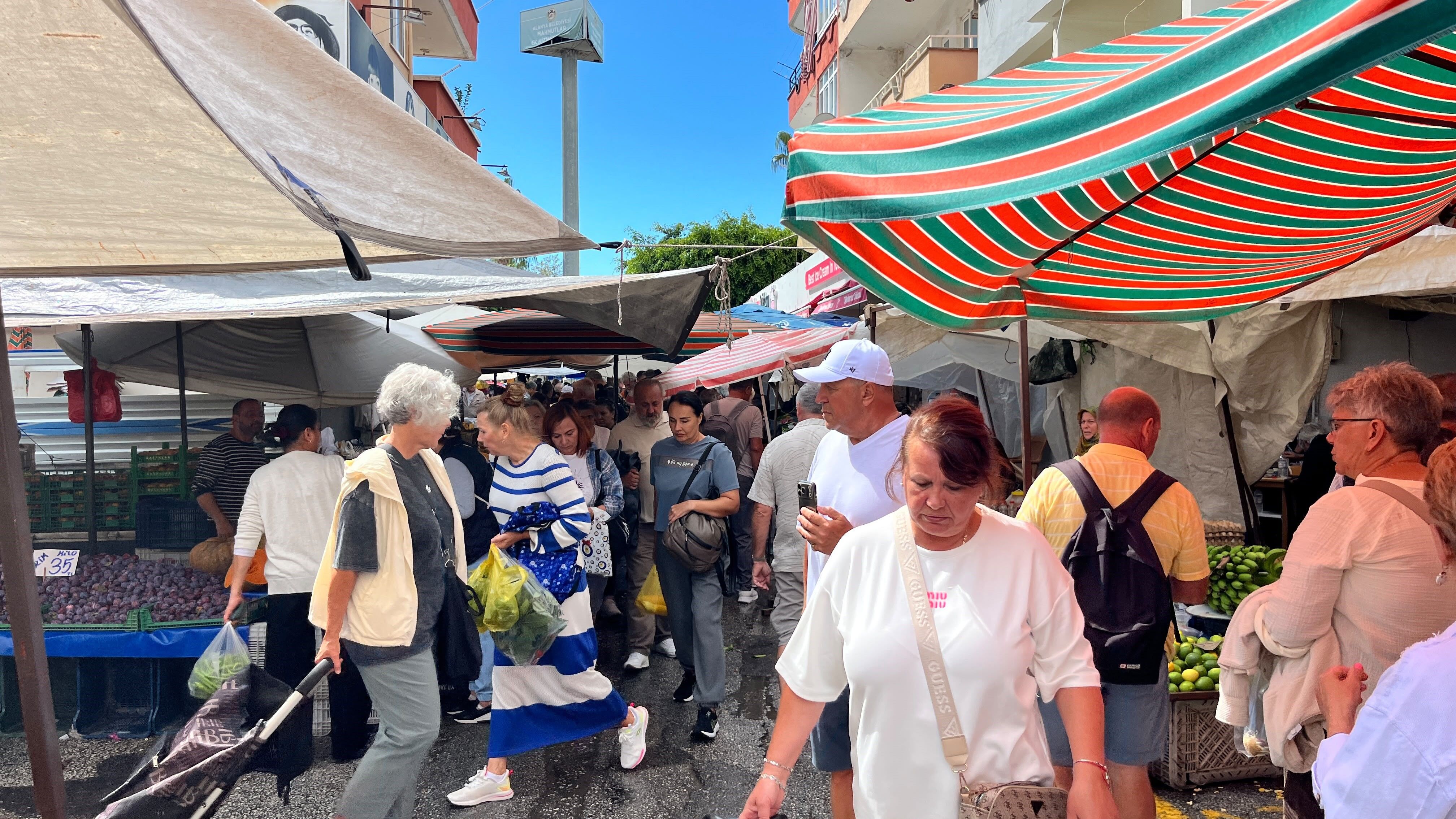 Alanya’da Pazar Yeri Göle Döndü Esnaf Isyan Etti (2)