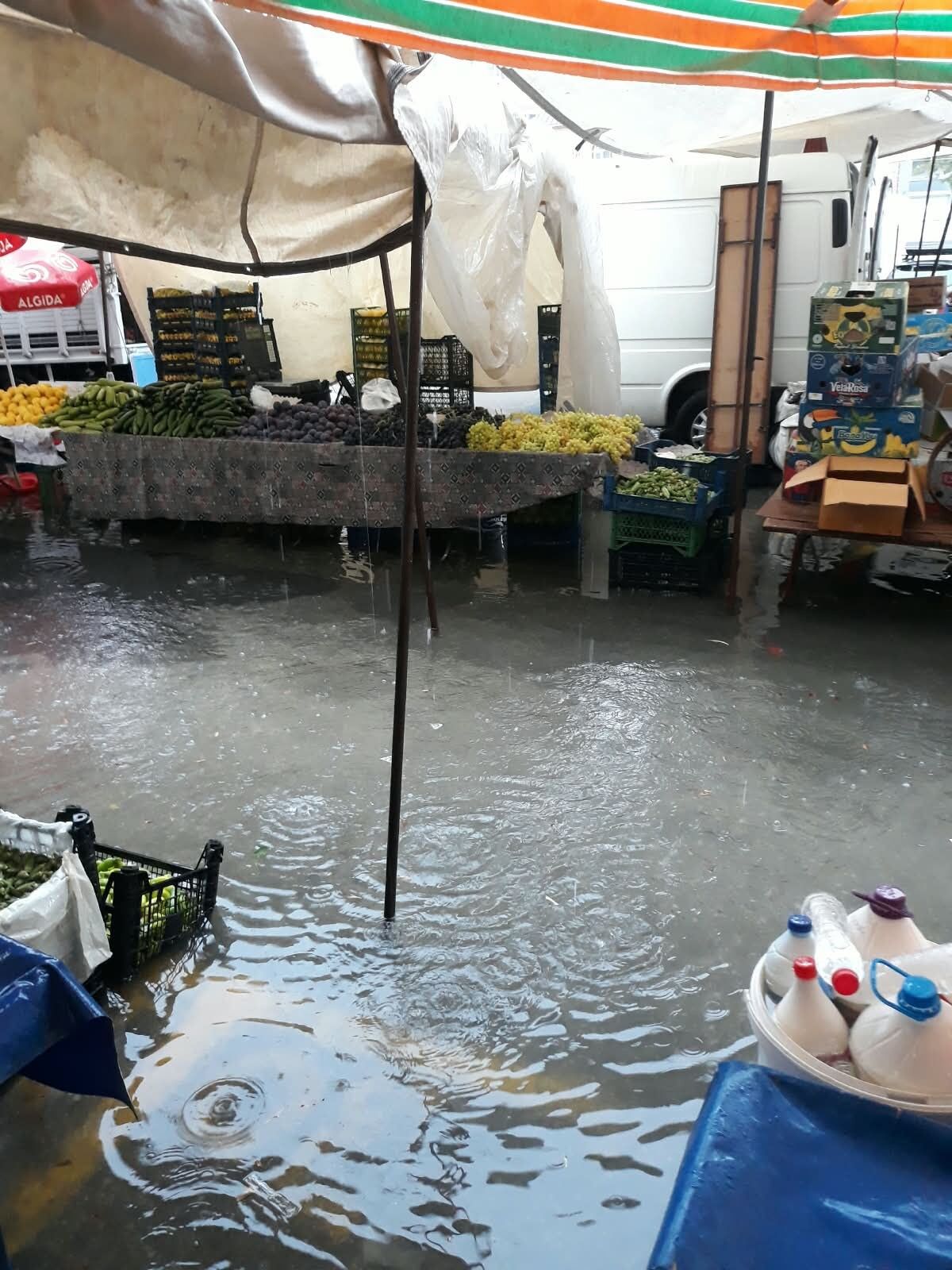 Alanya’da Pazar Yeri Göle Döndü Esnaf Isyan Etti (3)