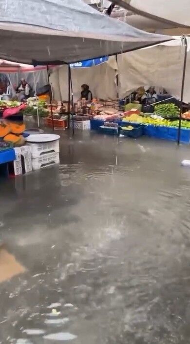 Alanya’da Pazar Yeri Göle Döndü Esnaf Isyan Etti (5)