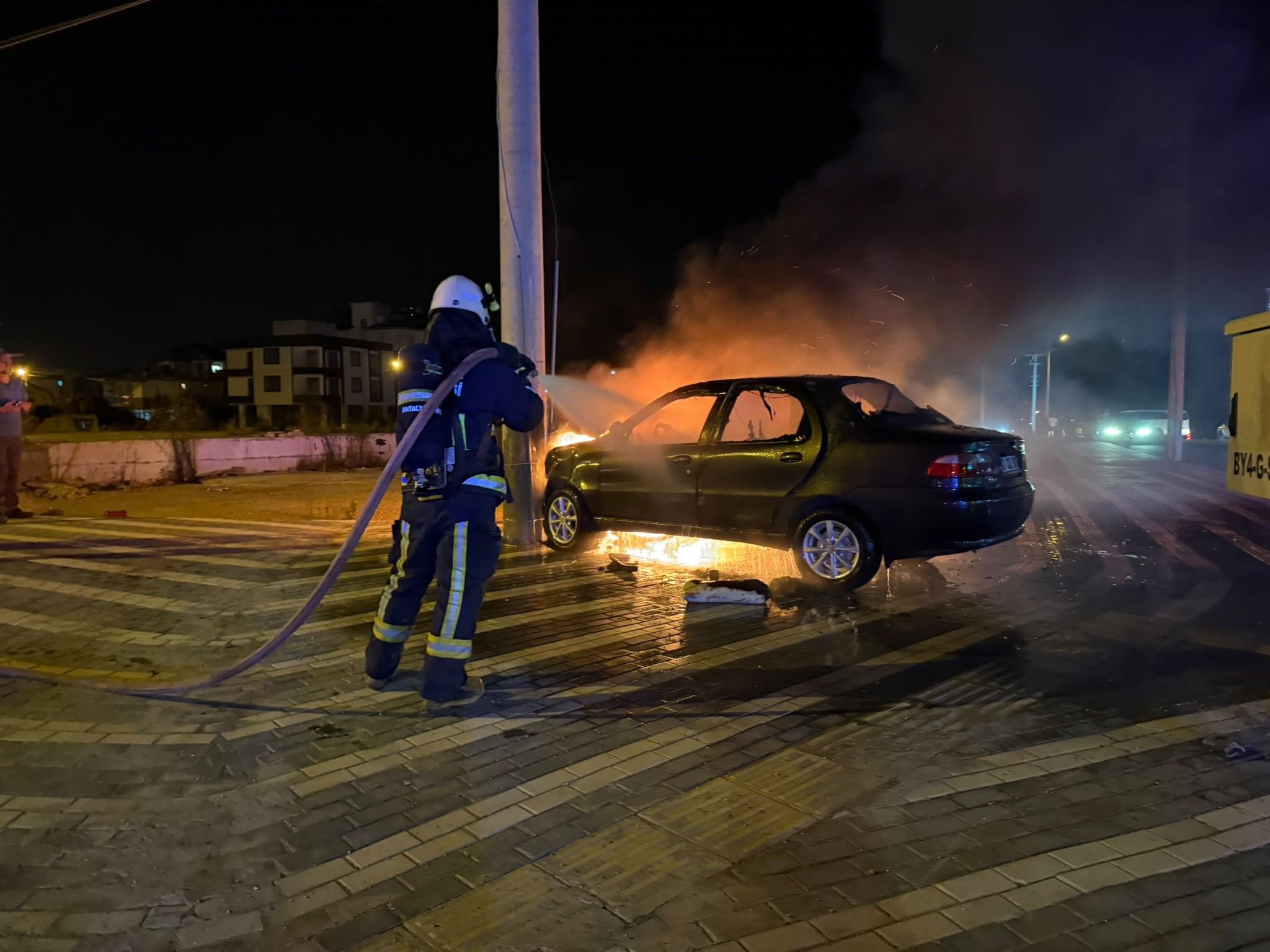 Antalya'da Çarpışan Otomobiller Alev Aldı (1)