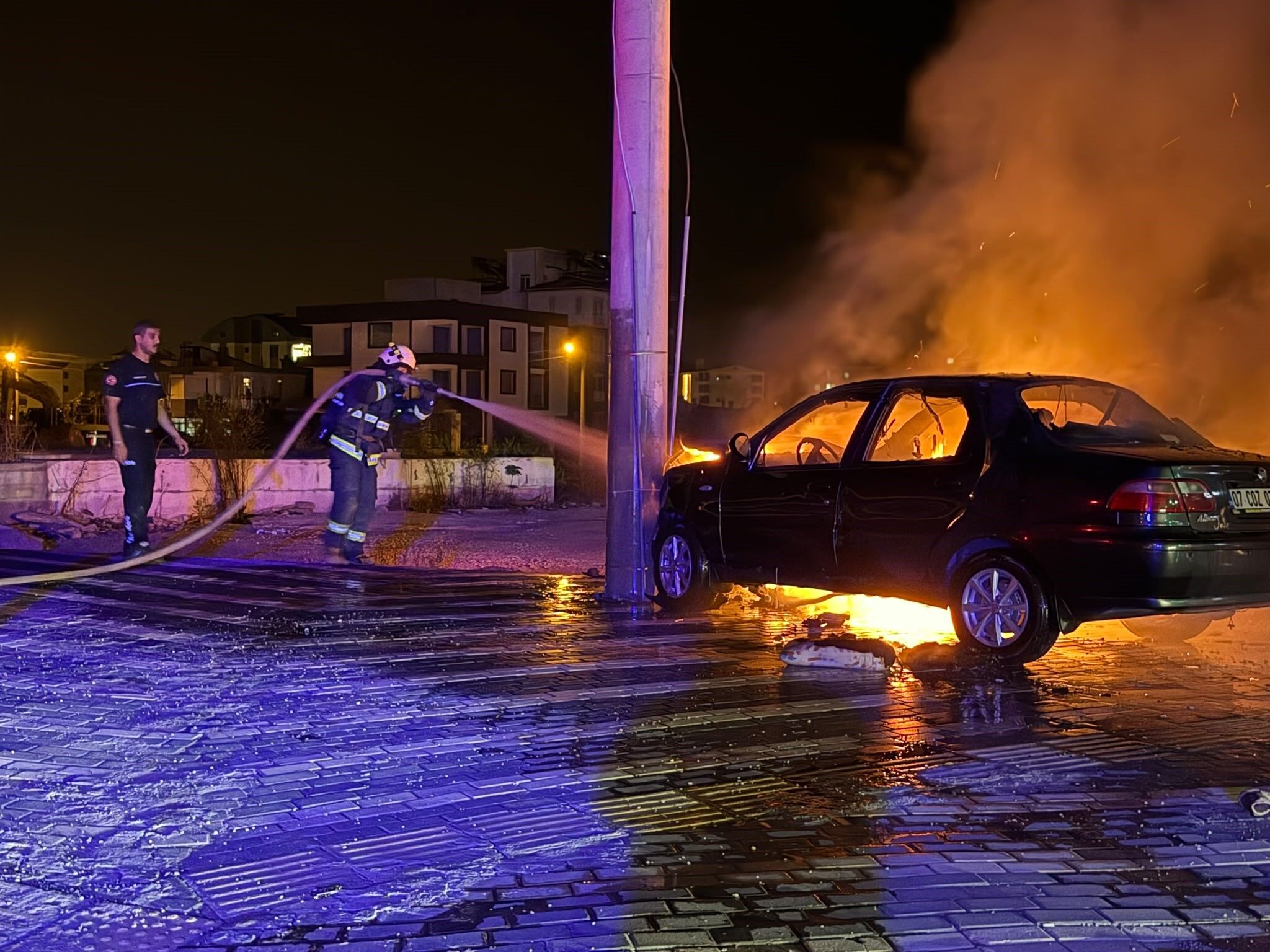 Antalya'da Çarpışan Otomobiller Alev Aldı (2)