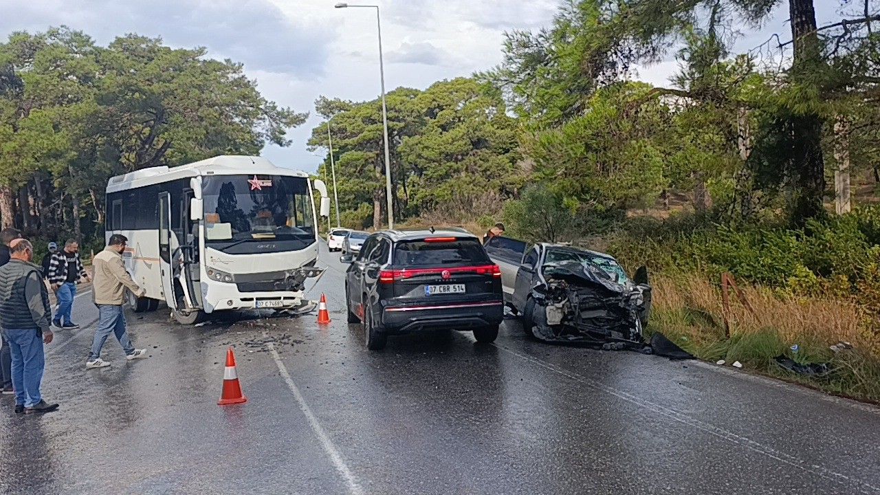 Antalya'da Kaza Sonrası Yol Kilitlendi! (1)