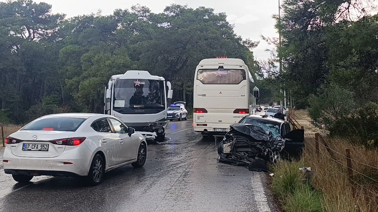Antalya'da kaza sonrası yol kilitlendi!