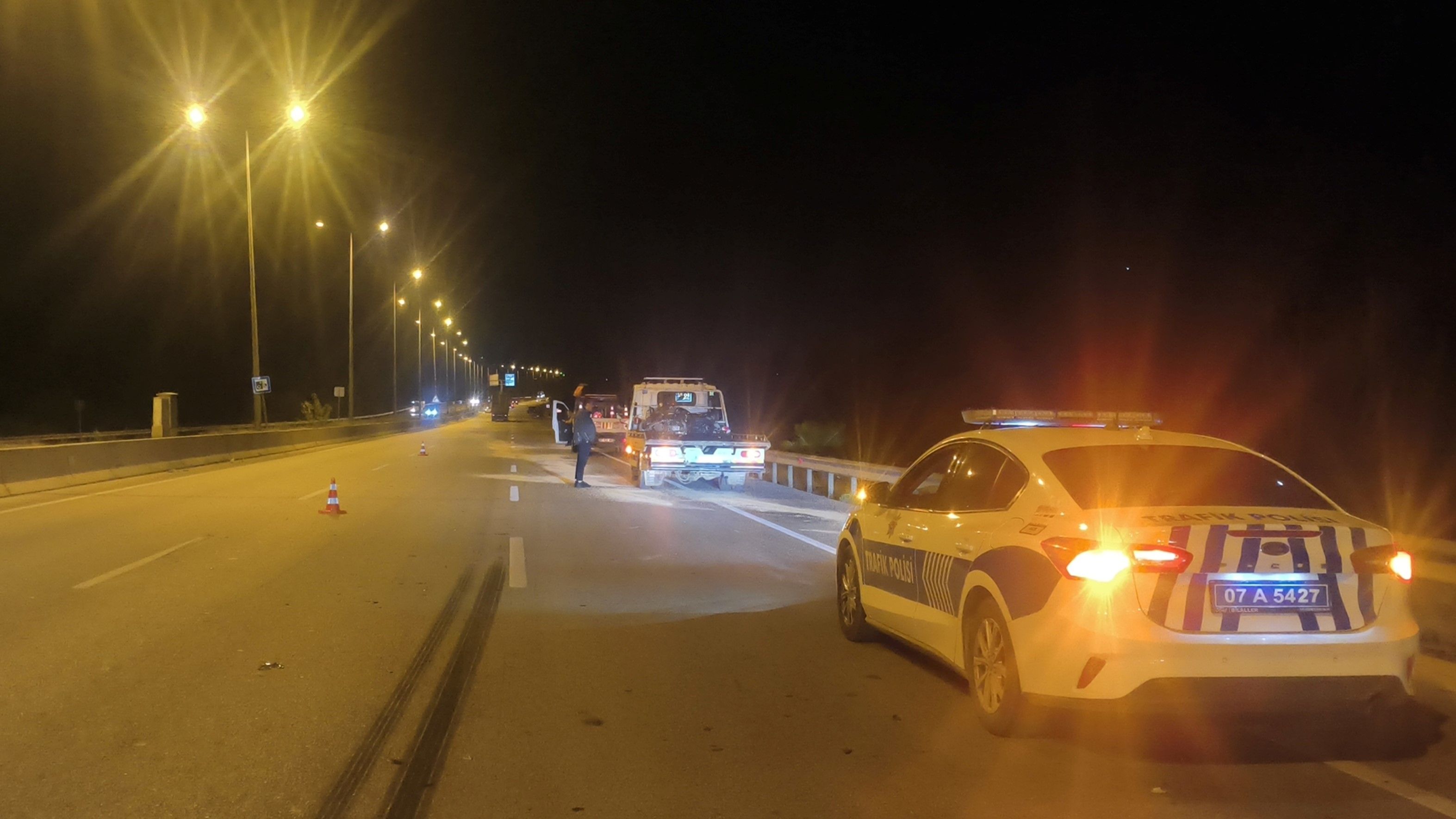 Antalya'da Kendisini Sıkıştıran Otomobilden Kaçtı, Kaza Yaptı (4)