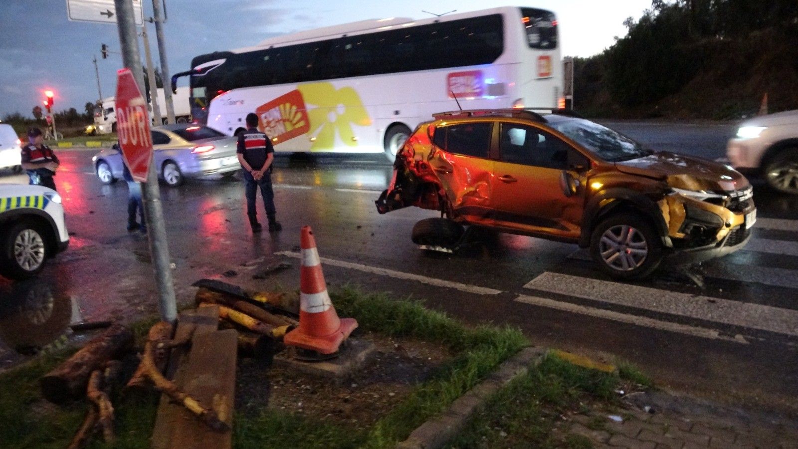 Antalya'da Kırmızı Işığı Umursamadı! İki Araca Çarptı (6)