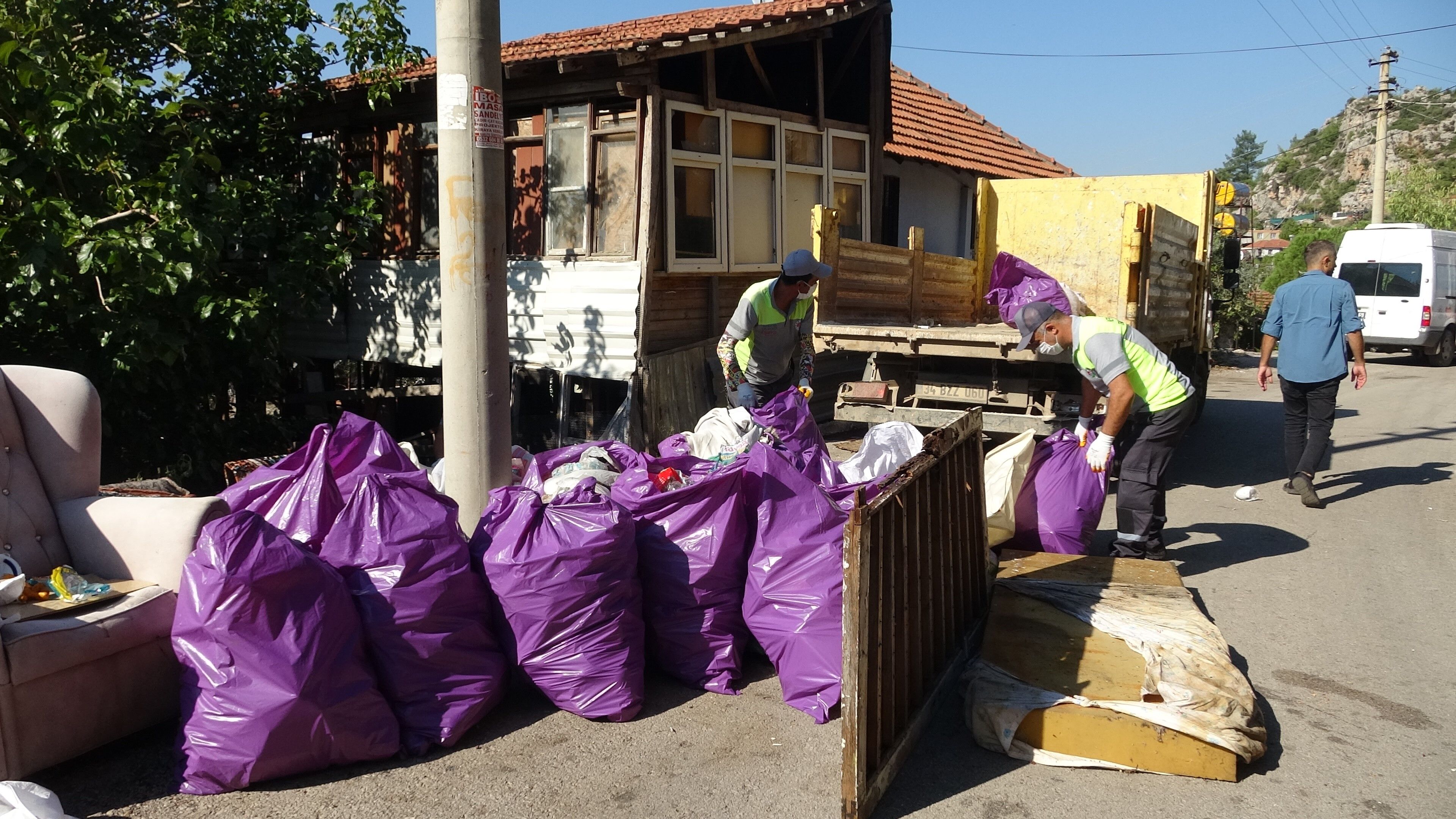 Antalya'da Kokudan Girilmeyen Evden 6 Kamyon Çöp Çıktı (2)