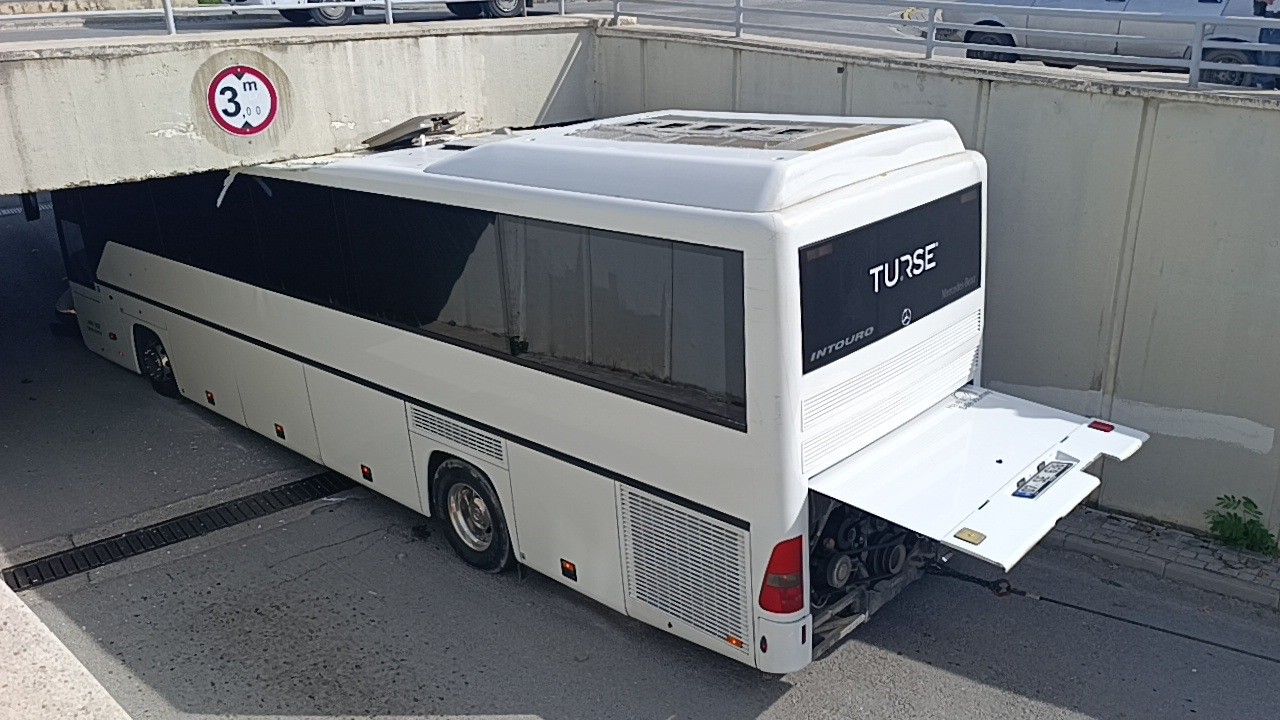 Antalya'da Otobüs Alt Geçide Sıkıştı (1)