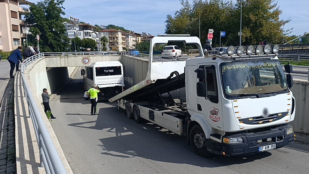Antalya'da Otobüs Alt Geçide Sıkıştı (2)