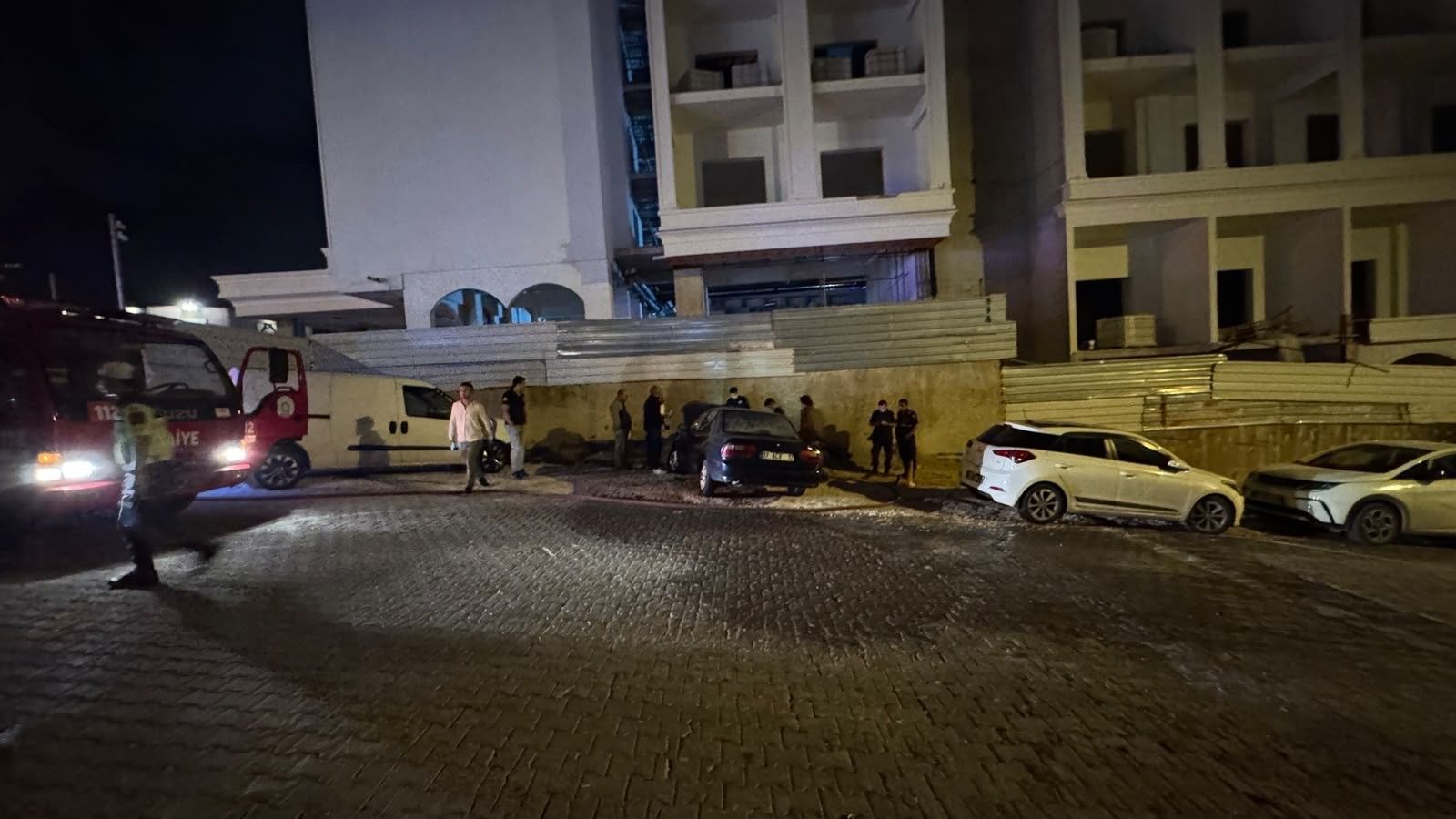 Antalya'da Park Halindeki Otomobilin Yanışı Onları Harekete Geçirdi (3)