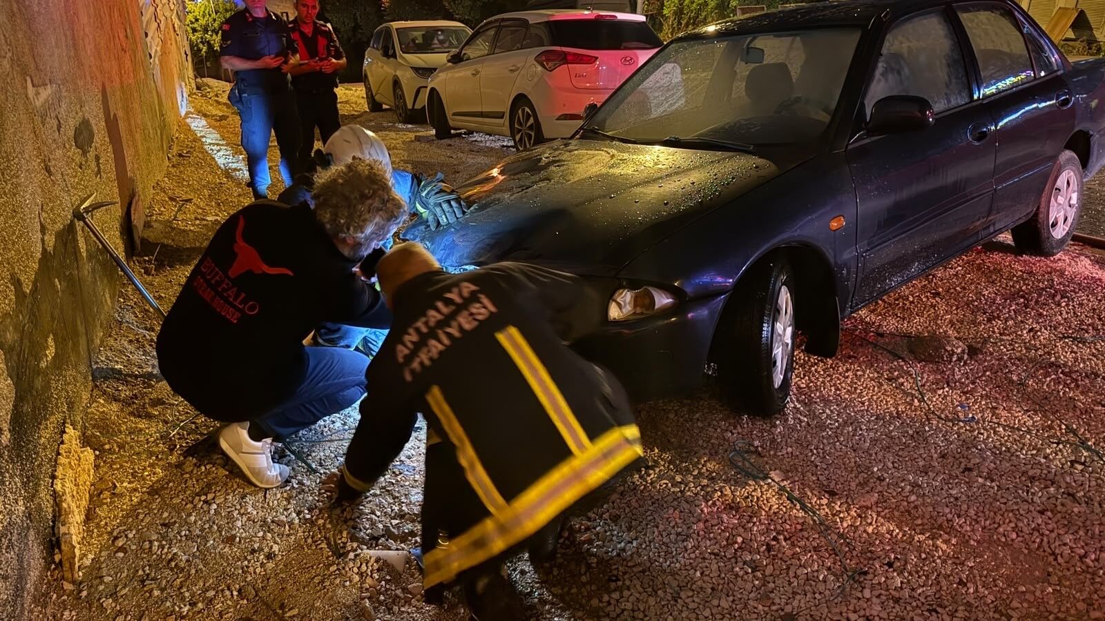 Antalya'da Park Halindeki Otomobilin Yanışı Onları Harekete Geçirdi (4)