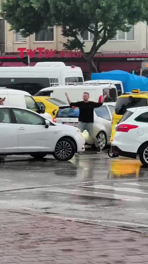 Antalya'da Trafik Işıkları Yolu Kilitledi (1)