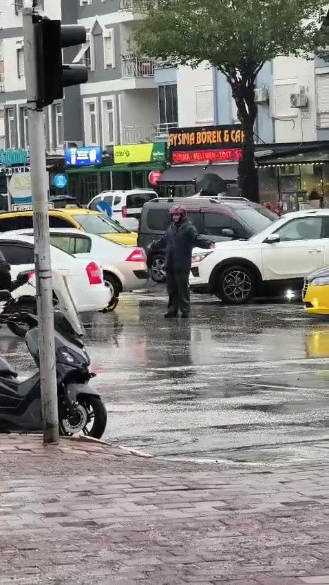 Antalya'da Trafik Işıkları Yolu Kilitledi (4)