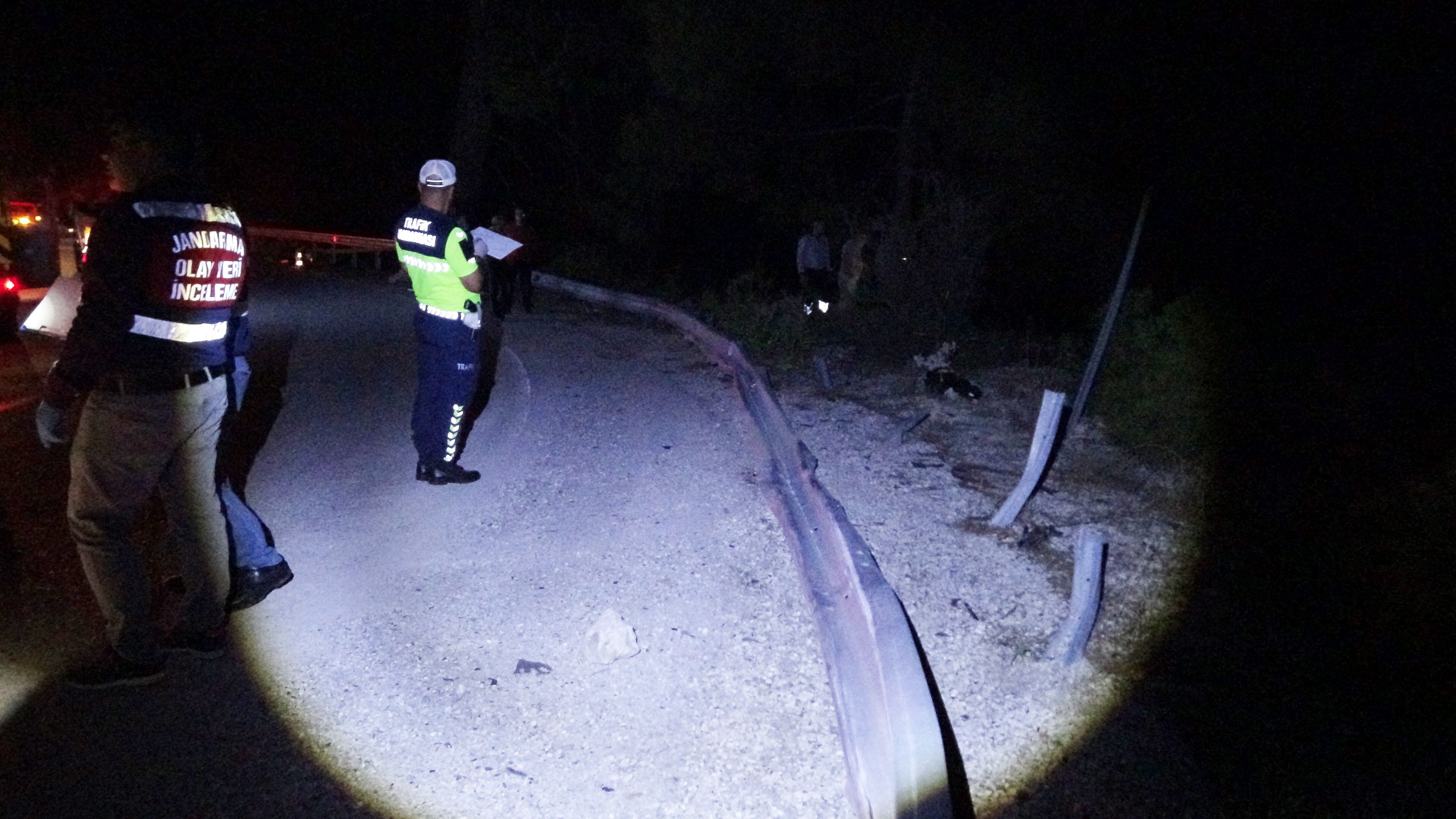 Antalya'da Uçuruma Yuvarlanan Araçta Ölü Ve Yaralılar Var (4)