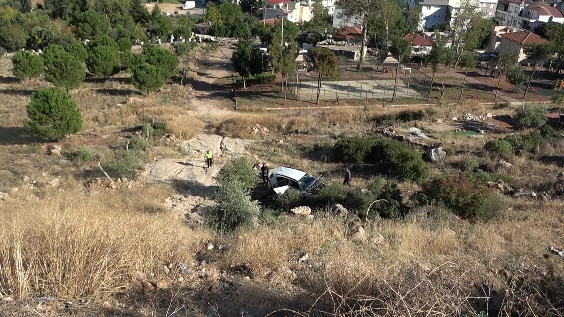 Antalya'da Uçurumdan Yuvarlandı, Araçta Sıkıştı (2)