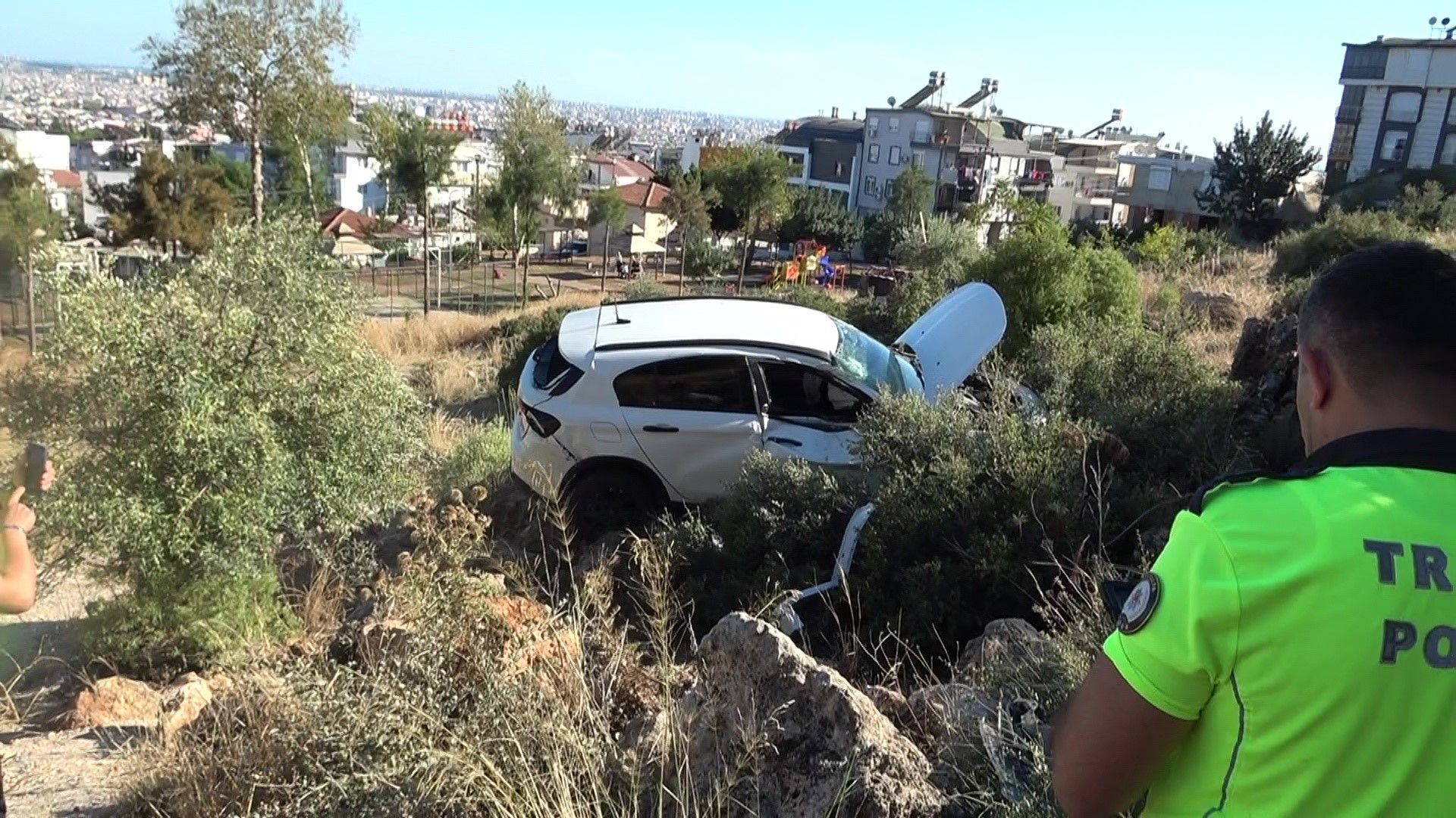 Antalya'da Uçurumdan Yuvarlandı, Araçta Sıkıştı (3)