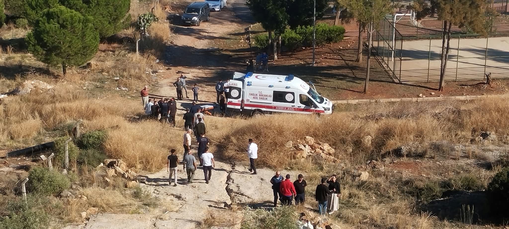 Antalya'da Uçurumdan Yuvarlandı, Araçta Sıkıştı (4)