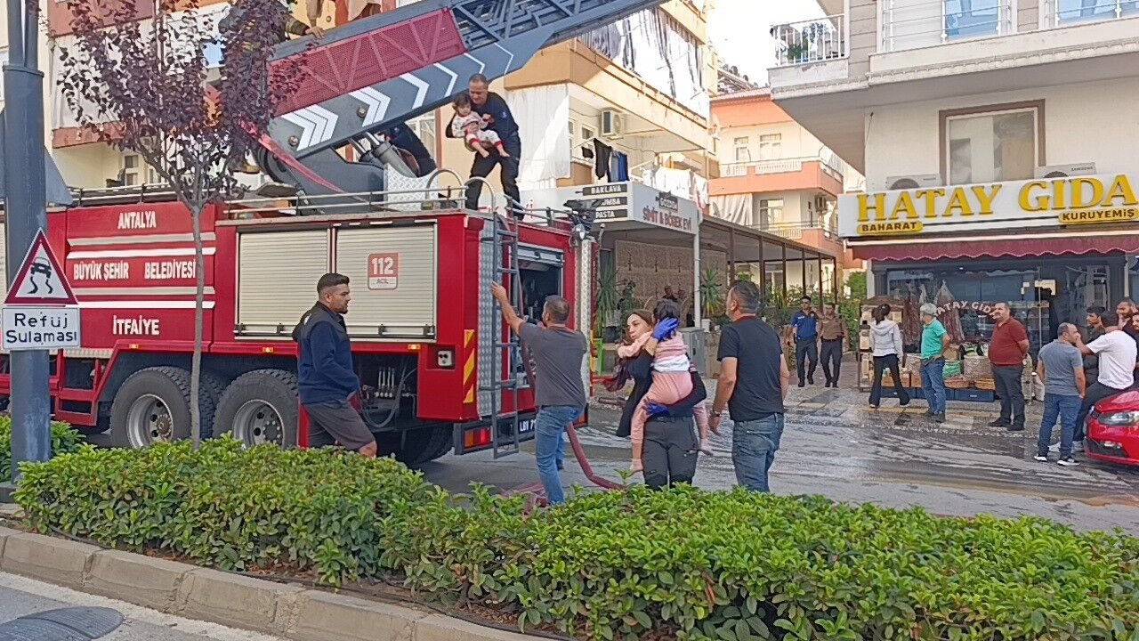 Antalya'da Yanan Apartmanın Içinde Çocuklar Mahsur Kaldı (2)