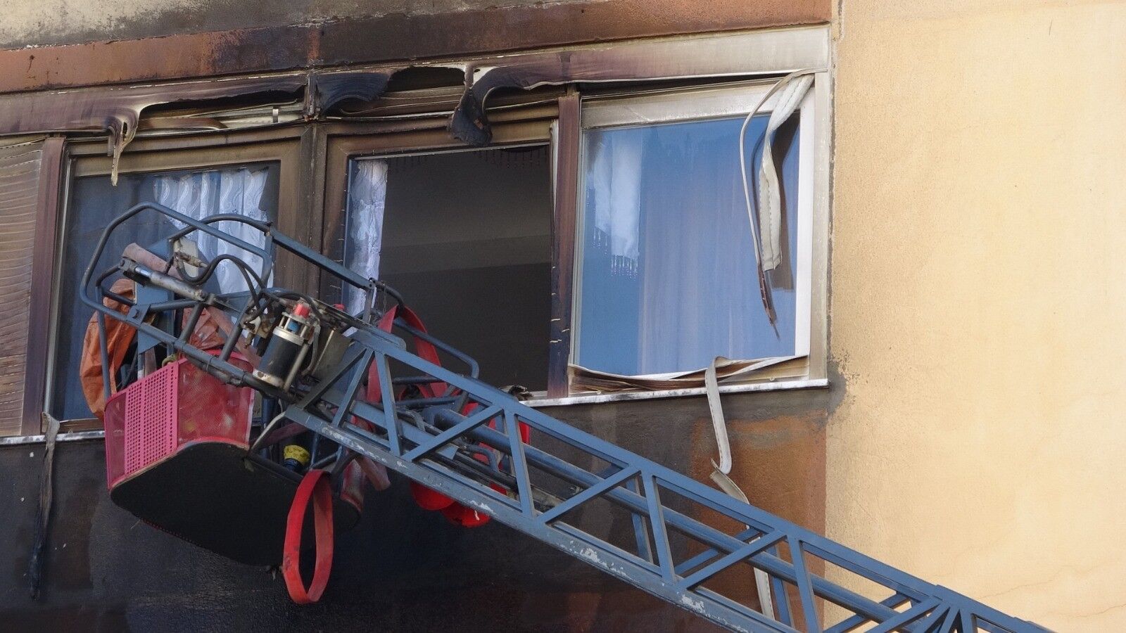 Antalya'da Yanan Apartmanın Içinde Çocuklar Mahsur Kaldı (3)