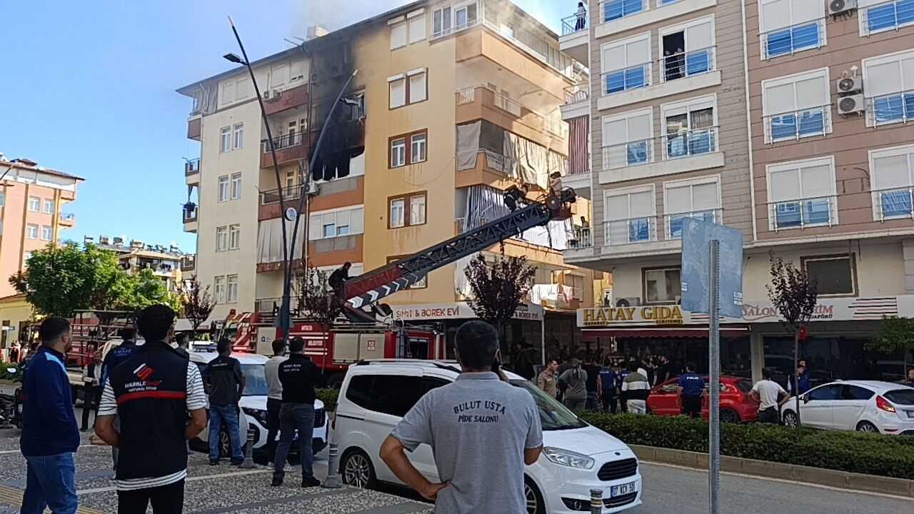 Antalya'da Yanan Apartmanın Içinde Çocuklar Mahsur Kaldı (4)