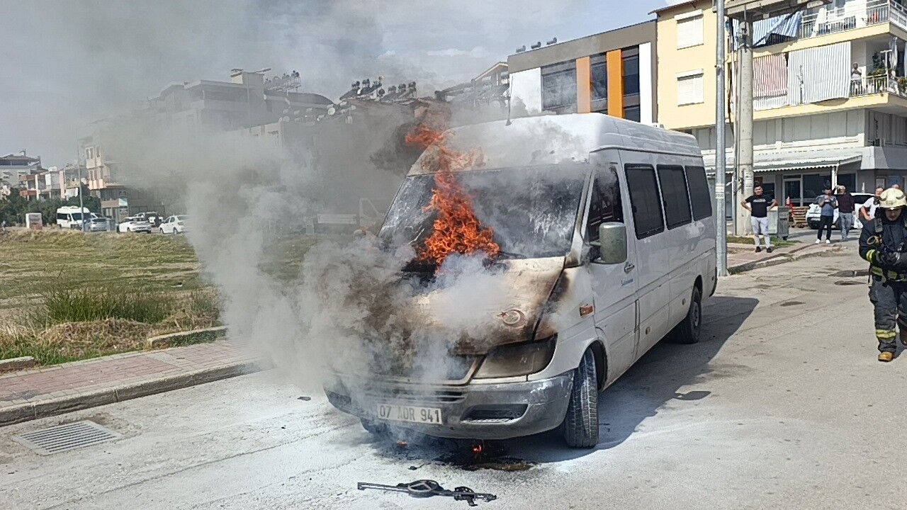 Antalya'da Yanan Araçta Türk Bayrağı Hassasiyeti (3)