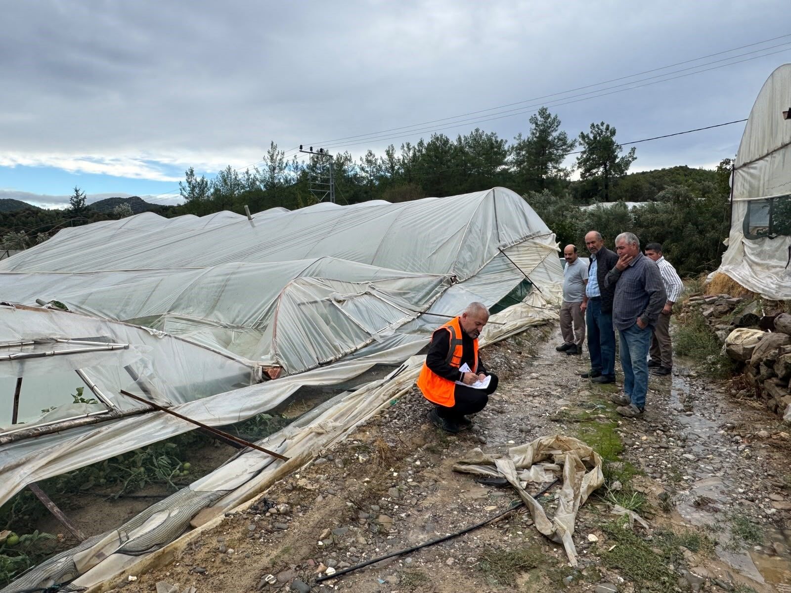 Demre’de Sel Yolları Kapattı, Manavgat’ta Hortum Sera Bırakmadı (2)