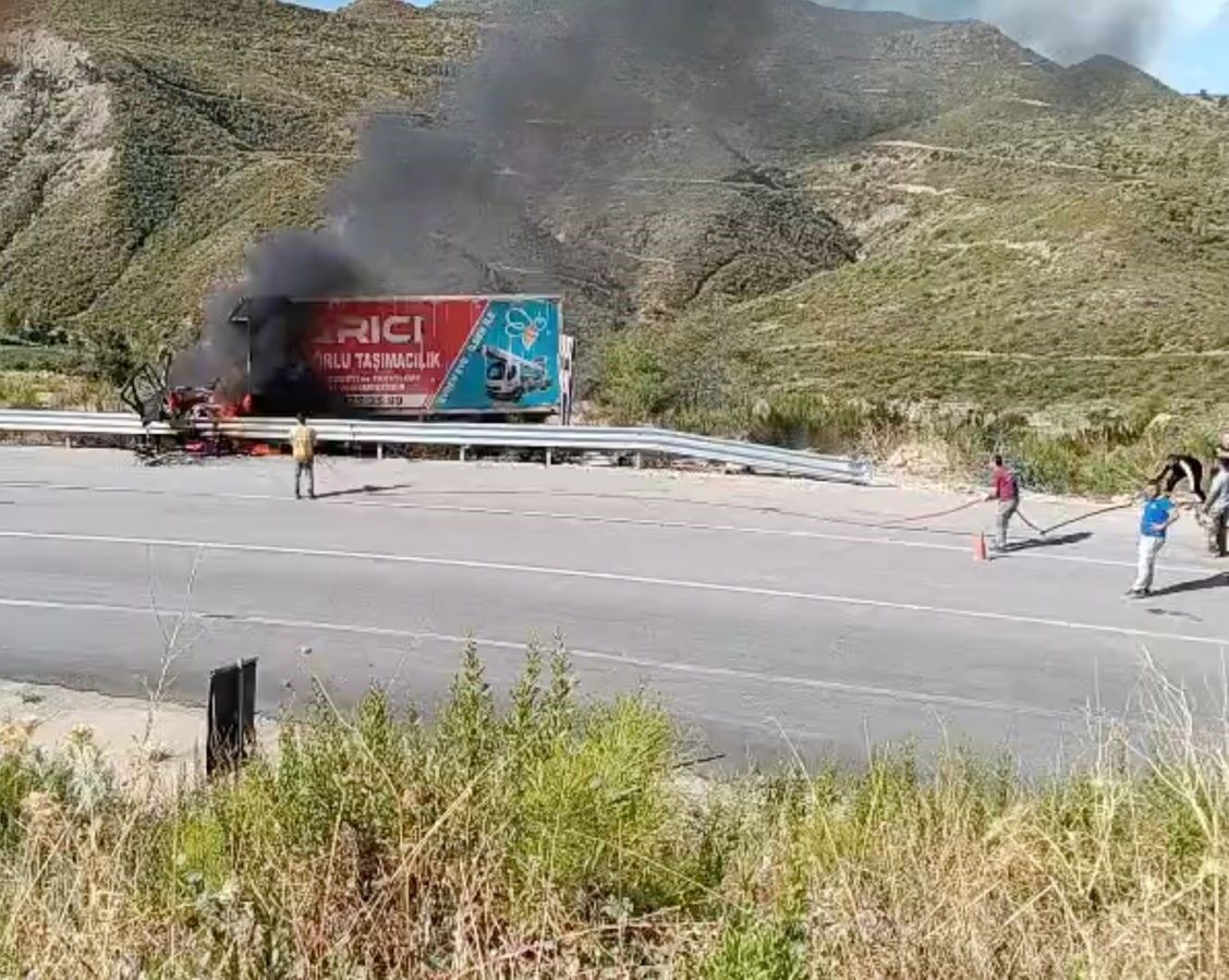 Konya Antalya Yolunda Kamyon Dakikalar Içinde Kül Oldu (2)