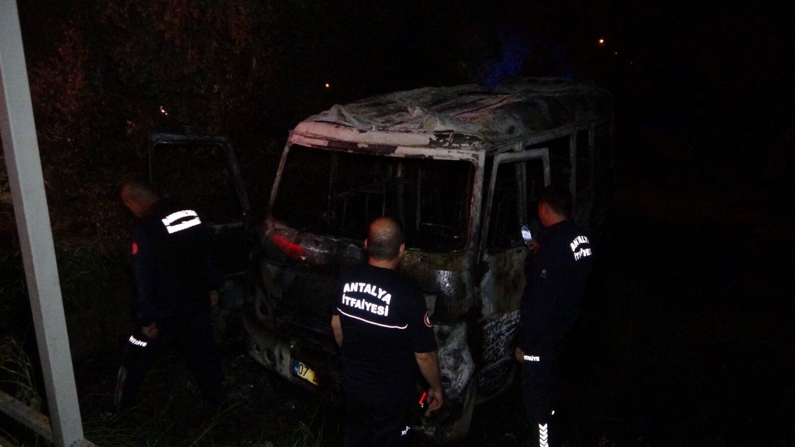 Manavgat'ta Minibüs Cayır Cayır Yandı (2)