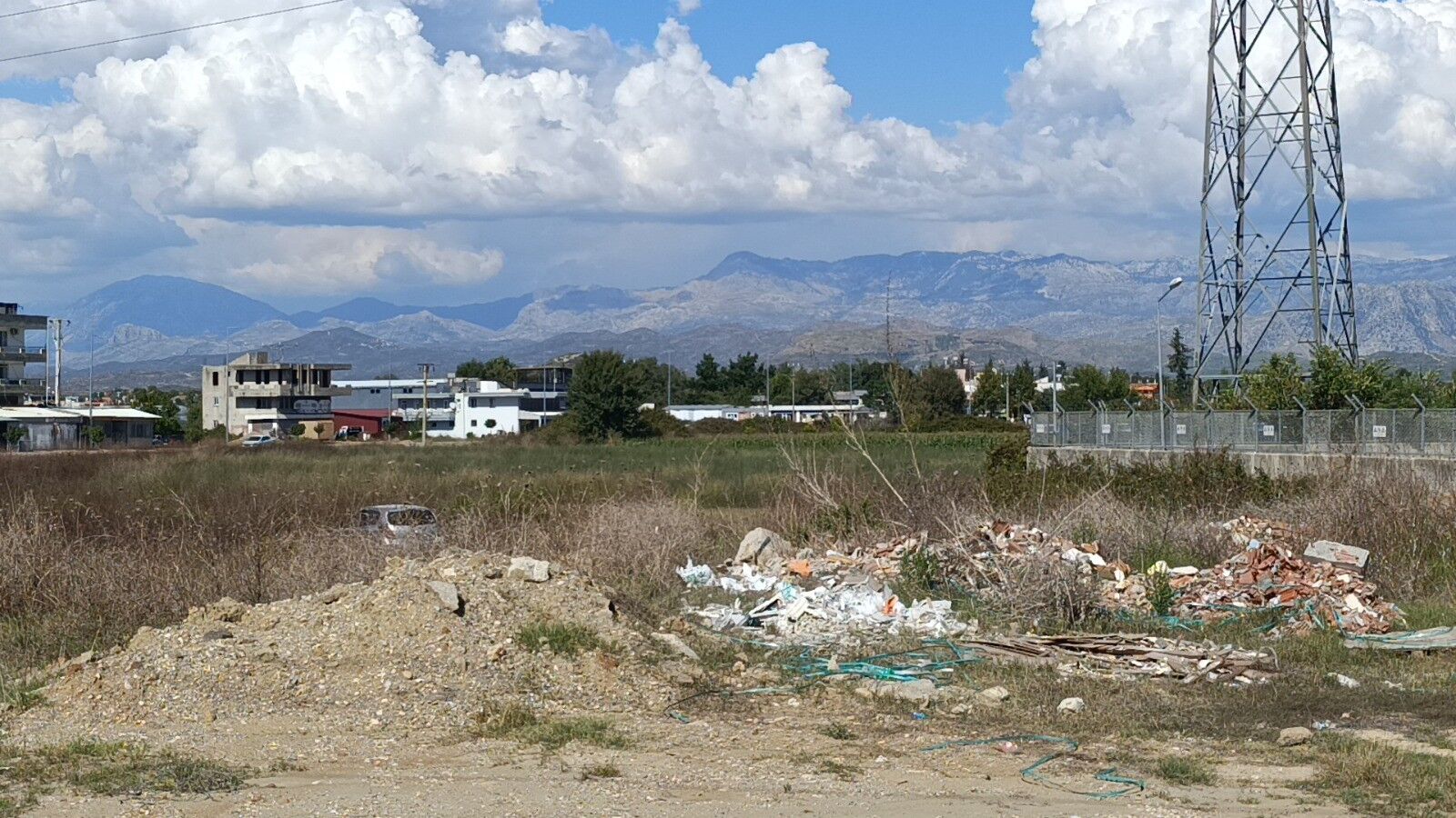 Manavgat’ta Otomobil Tarlaya Uçtu (3)