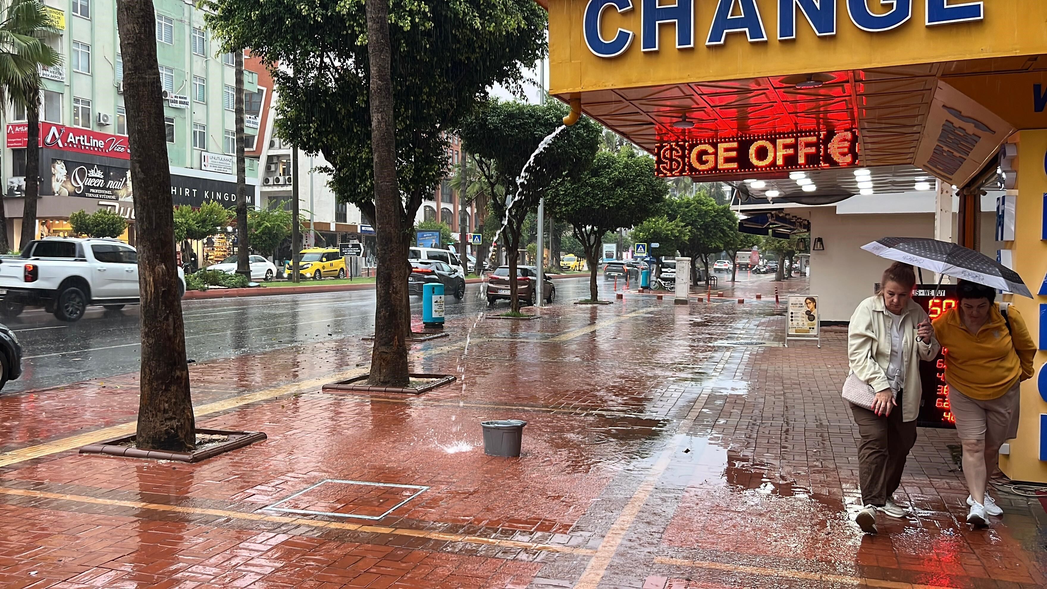 Meteorolojinin Uyarısı Tuttu! Alanya Gök Gürültüsüyle Uyandı (2)