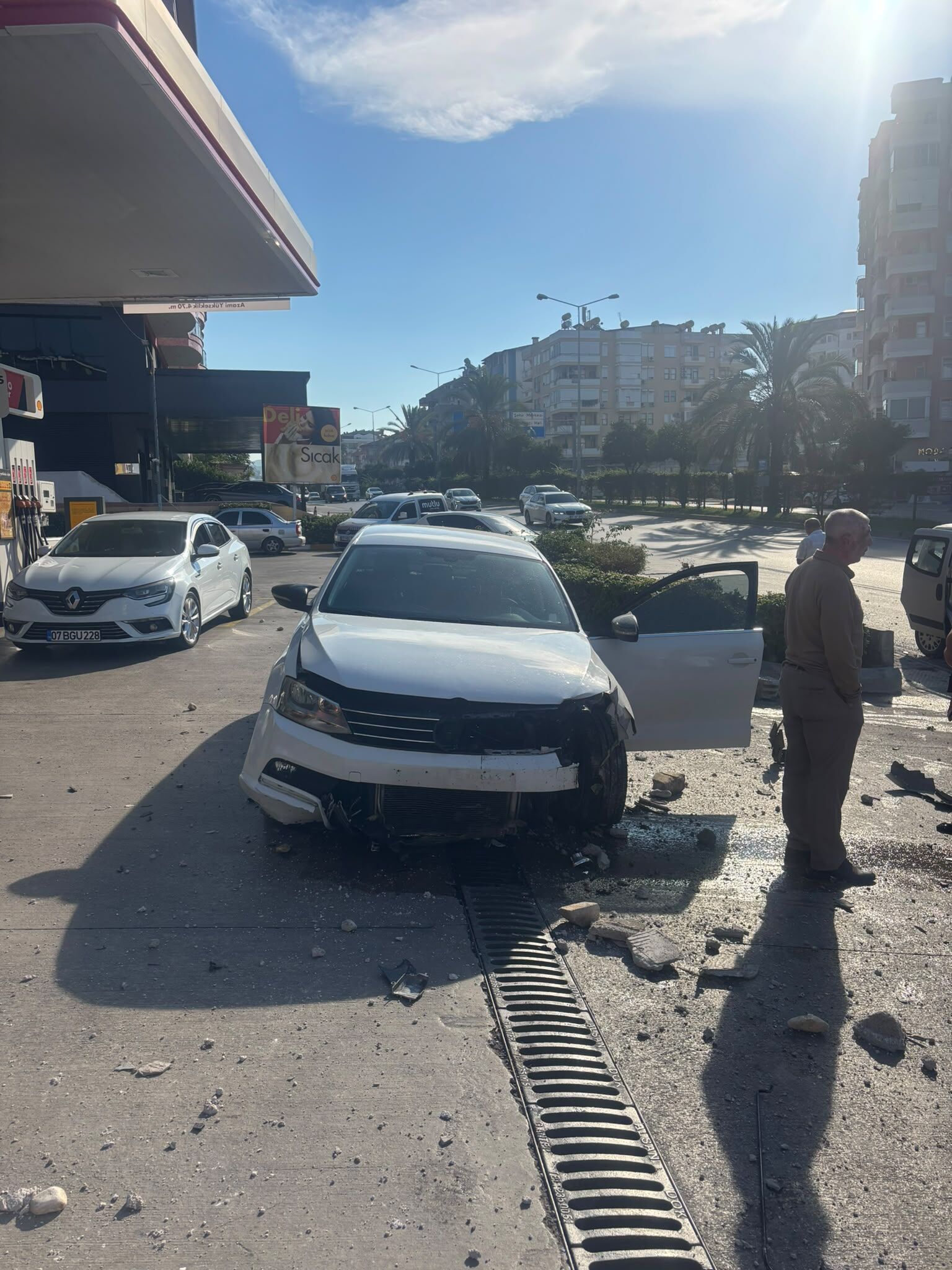 Son Daki̇ka Alanya Dinek'te Otomobil Petrol Istasyonuna Daldı (2)