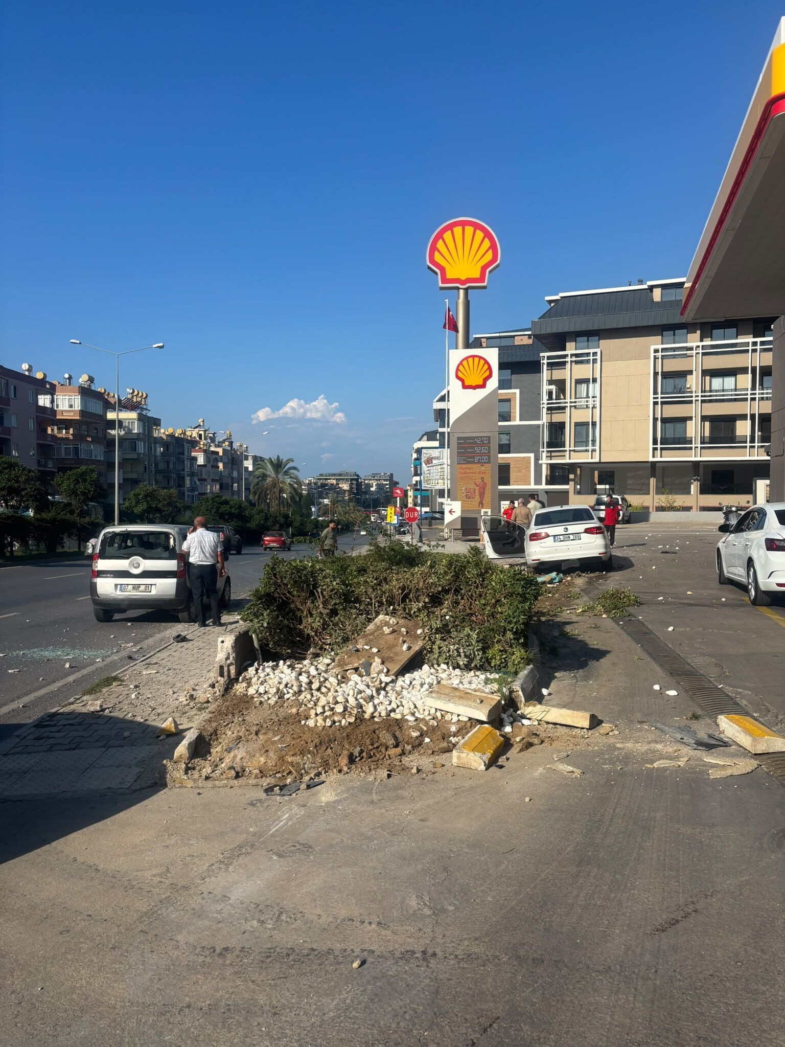 Son Daki̇ka Alanya Dinek'te Otomobil Petrol Istasyonuna Daldı (4)