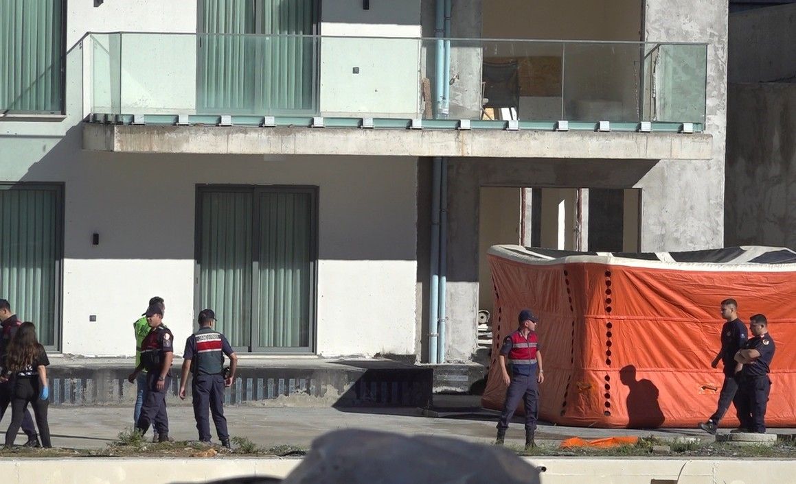 Son Dakika Alanya’da Maaşını Alamayan Işçi Balkona Çıktı (2)