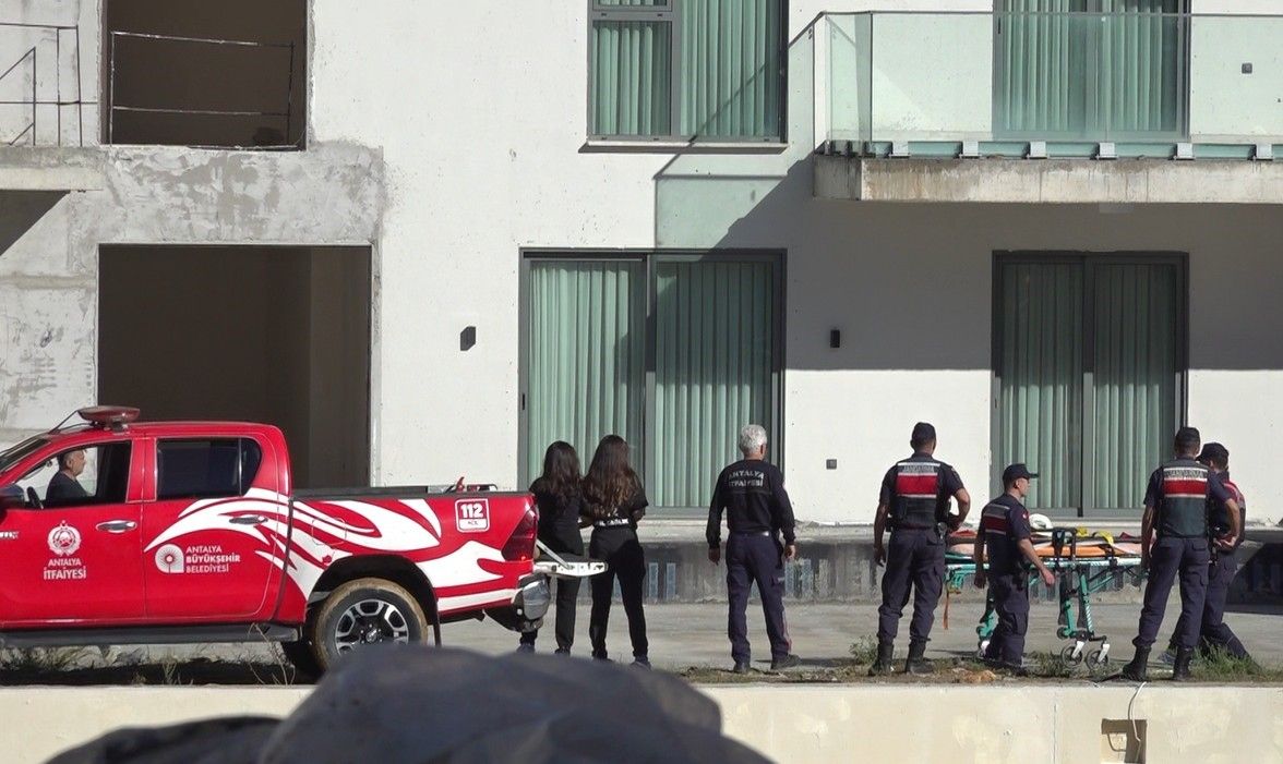 Son Dakika Alanya’da Maaşını Alamayan Işçi Balkona Çıktı (3)