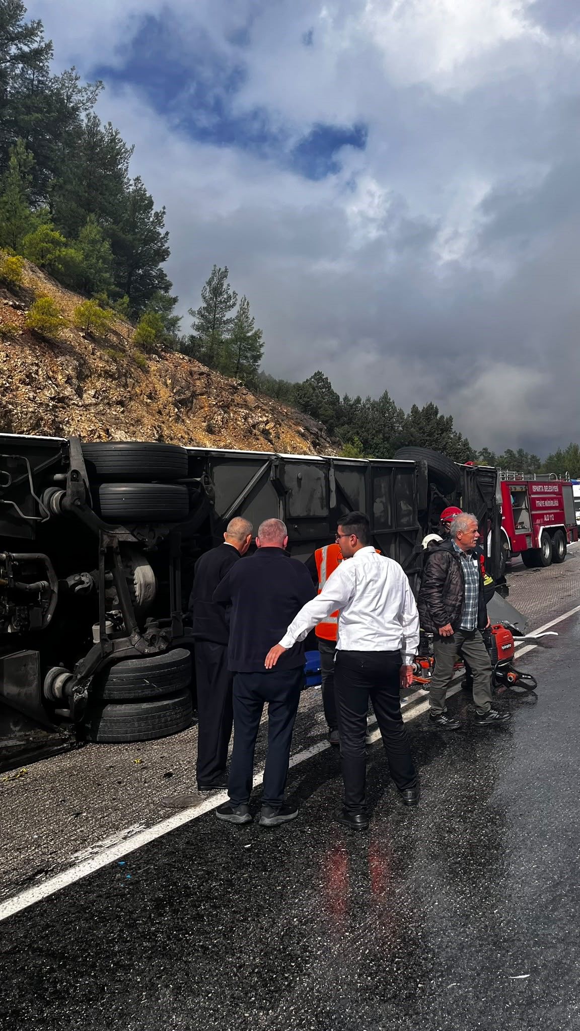 Son Daki̇ka Isparta Antalya Yolunda Yolcu Otobüsü Devrildi, Ölü Ve Yaralılar Var (2)