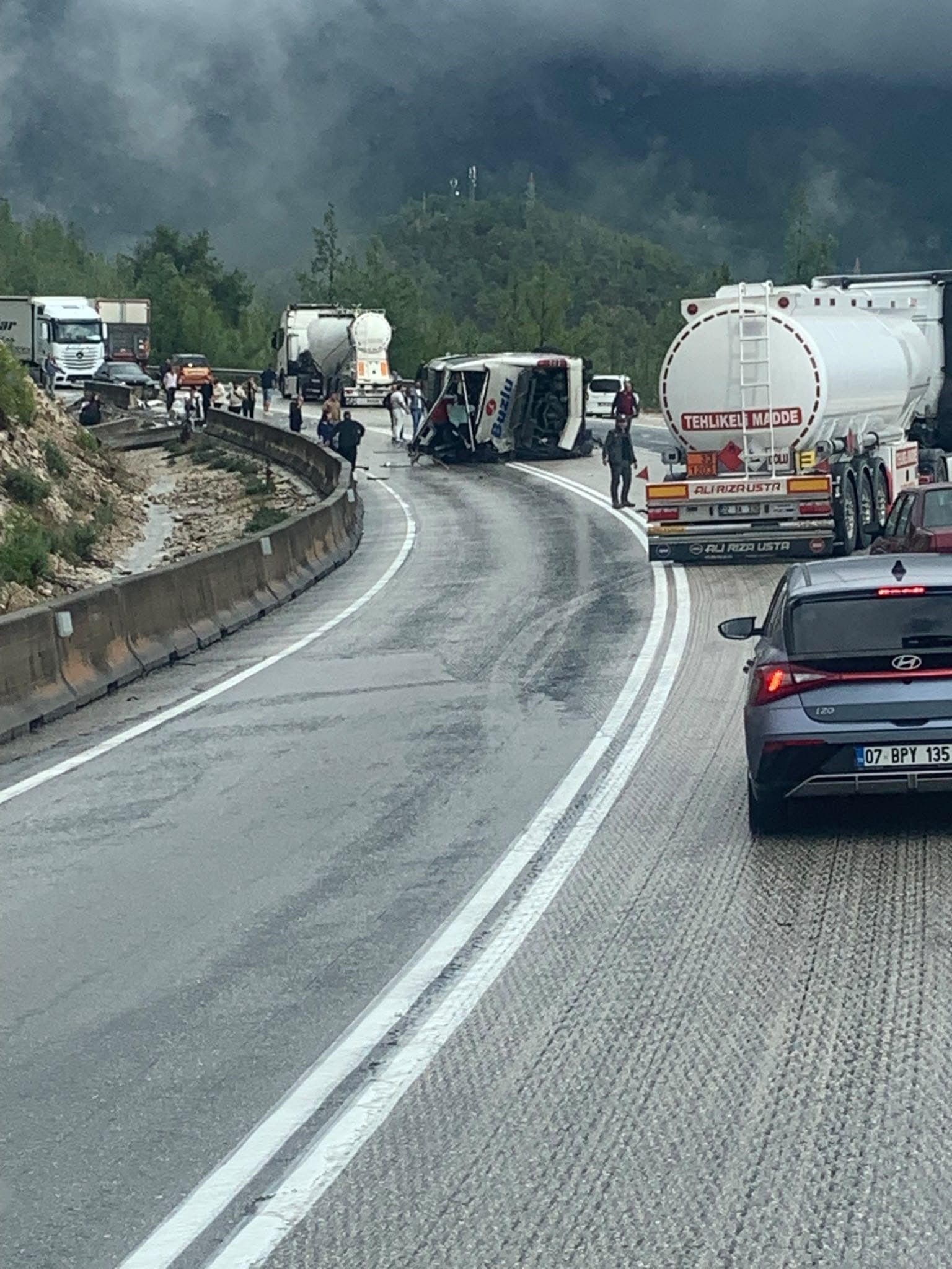 Son Daki̇ka Isparta Antalya Yolunda Yolcu Otobüsü Devrildi, Ölü Ve Yaralılar Var (3)