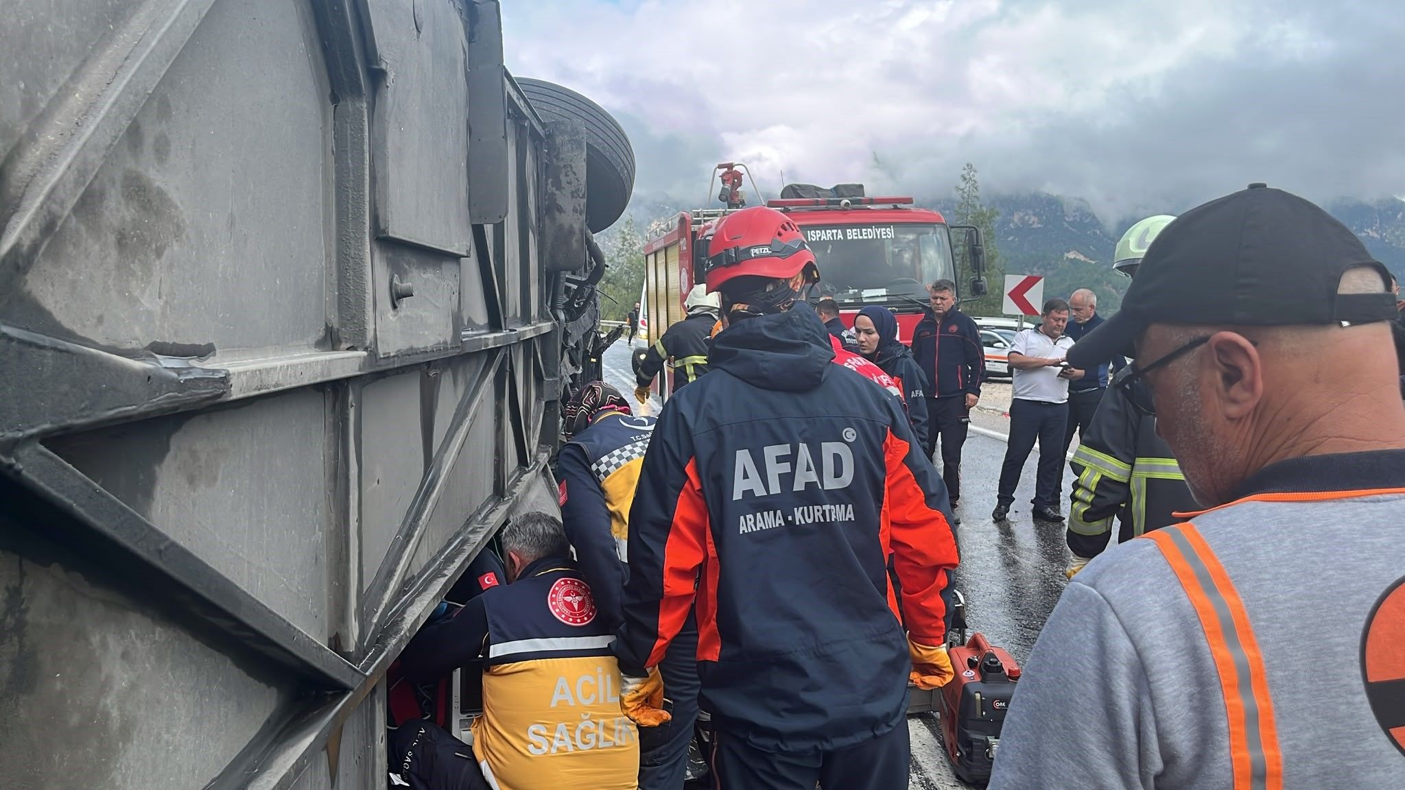 Son Daki̇ka Isparta Antalya Yolunda Yolcu Otobüsü Devrildi, Ölü Ve Yaralılar Var (4)