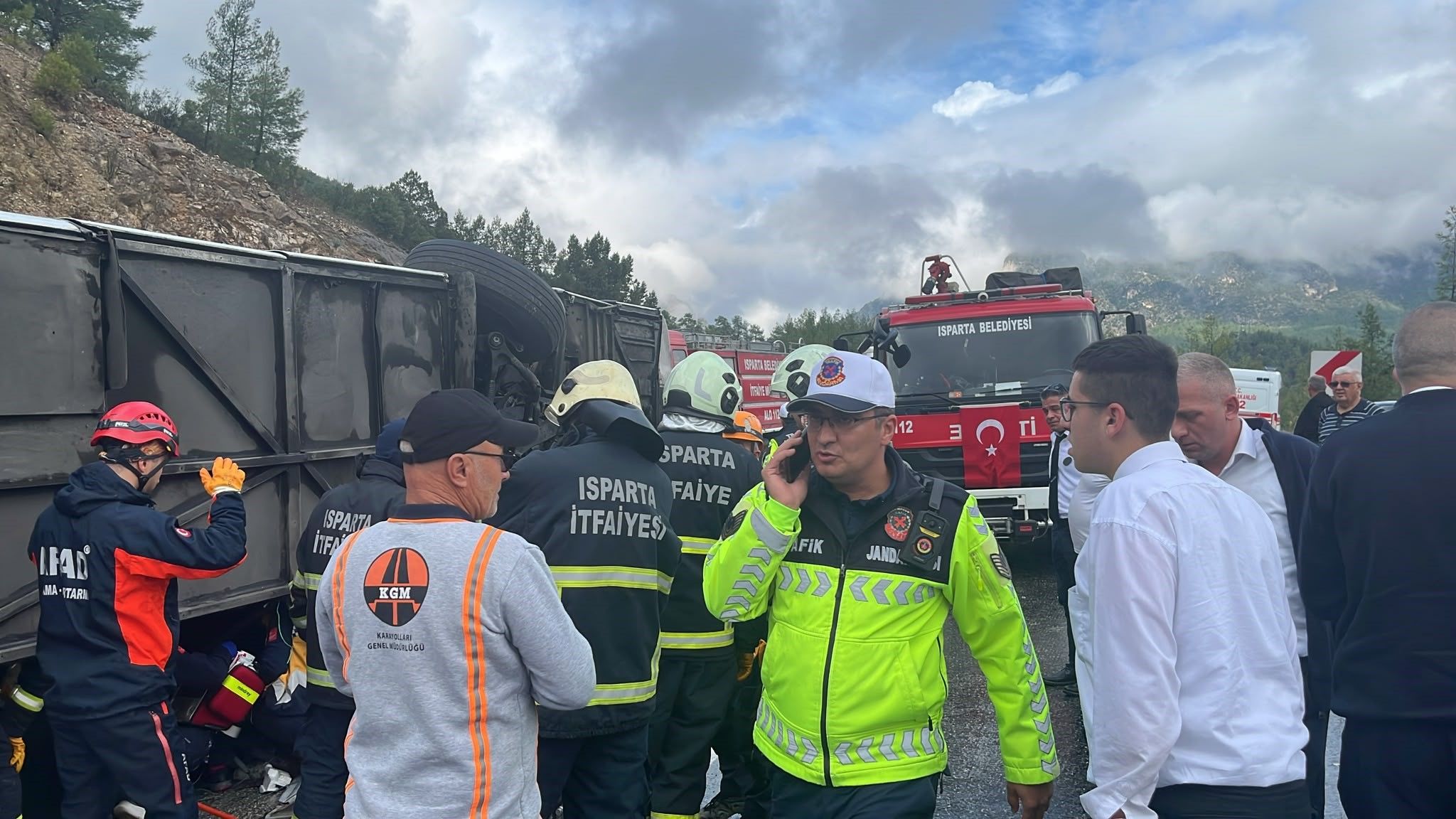Son Daki̇ka Isparta Antalya Yolunda Yolcu Otobüsü Devrildi, Ölü Ve Yaralılar Var (5)