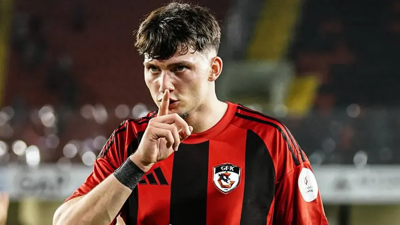 Gaziantep FK'lı futbolcu ile taraftar birbirine girdi