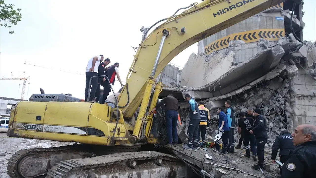 Deprem bölgesinde enkazın altında kaldı