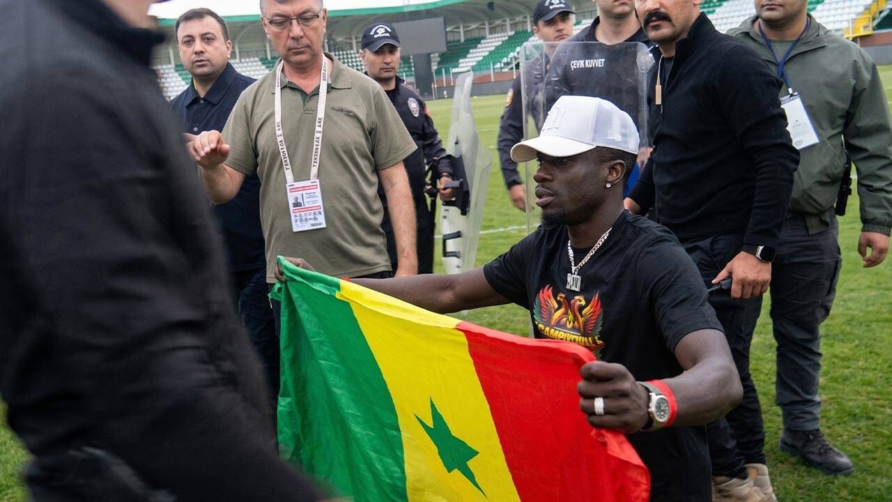 Amedspor kutlamasında "Bayrak" krizi: Senegal bayrağını yanlış anladılar!