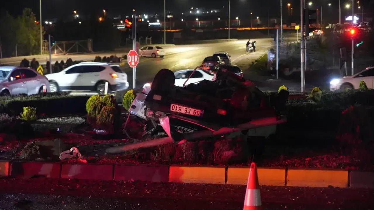 Niğde’de ters dönen otomobilde can pazarı