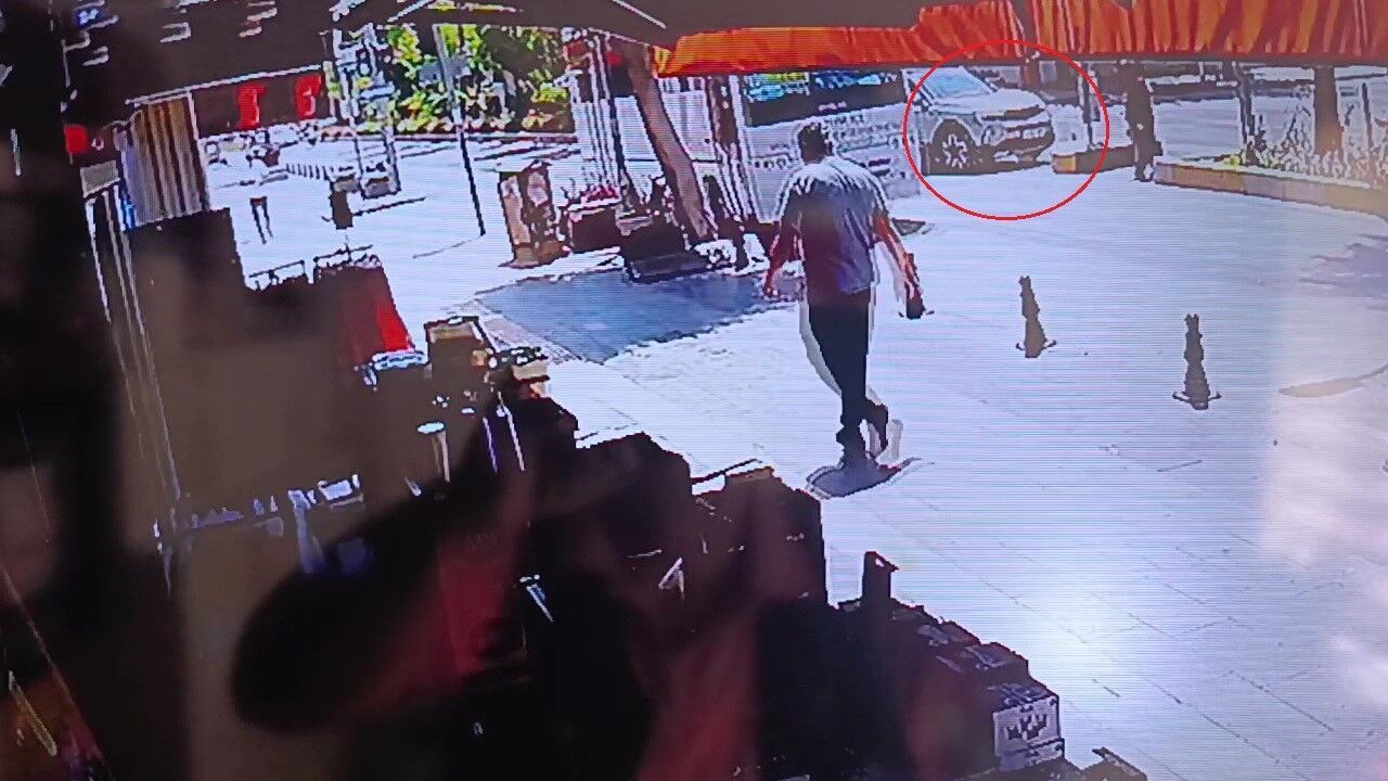 Antalya'da otomobil refüje çarptı
