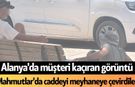 Alanya'da müşteri kaçıran görüntü. Mahmutlar'da caddeyi meyhaneye çevirdiler