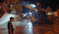 Manavgat-Alanya yolunda can pazarı: TIR'ın altında kaldılar