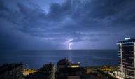Alanya'da şimşekler geceyi gündüze çevirdi