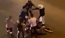 Antalya'da cadde ortasında genç motosikletliyi döverek hastanelik ettiler